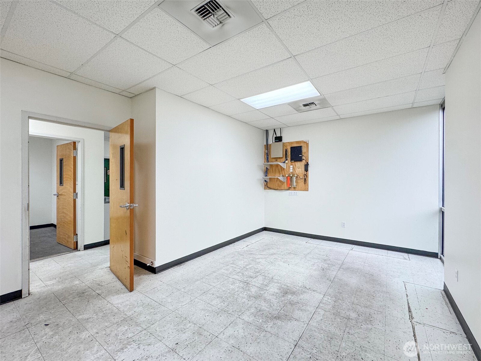301 Business Park Loop Carlsborg, WA 98382 - Photo 18 of 36 a view of a livingroom with a workspace