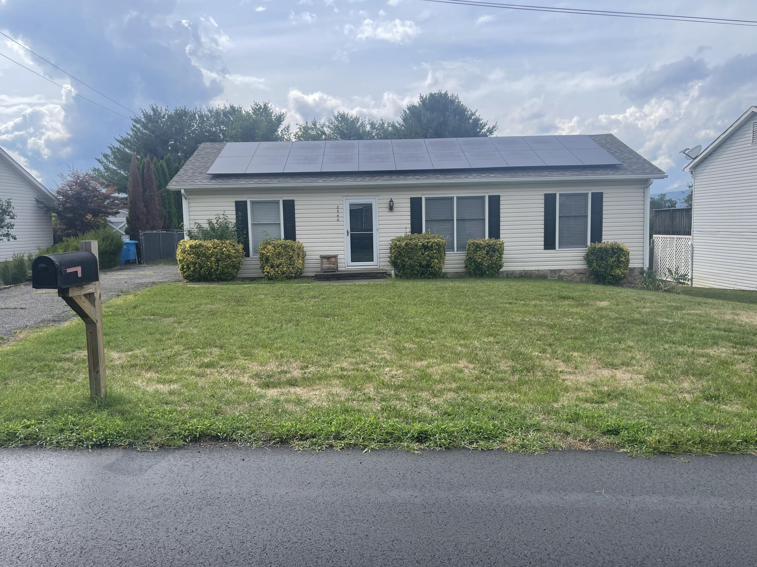 2540 Radford Road Northeast Roanoke, VA 24012 - Photo 3 of 18 IMG_3834