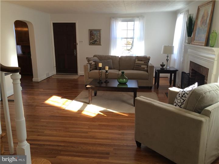 318 Ridgewood Road Springfield, PA 19064 - Photo 6 of 24 Living Room