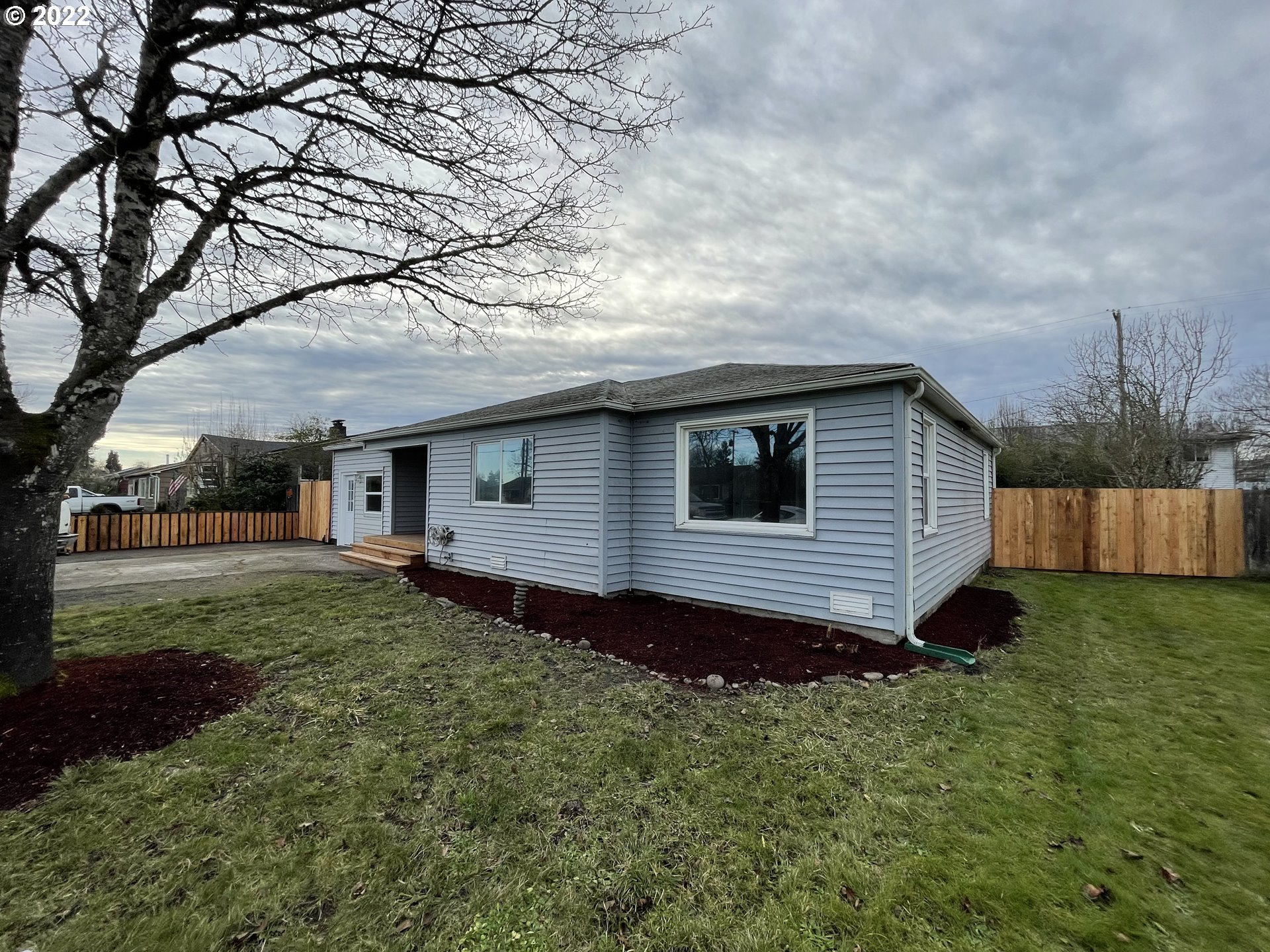 616 32nd Street Springfield, OR 97478 - Photo 3 of 28 a view of a house with a yard