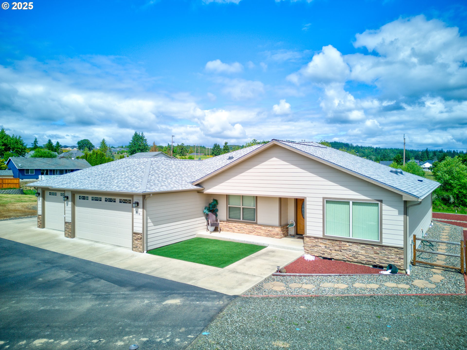 910 Swallow Avenue Sutherlin, OR 97479 - Photo 1 of 44 a view of front of house with a yard