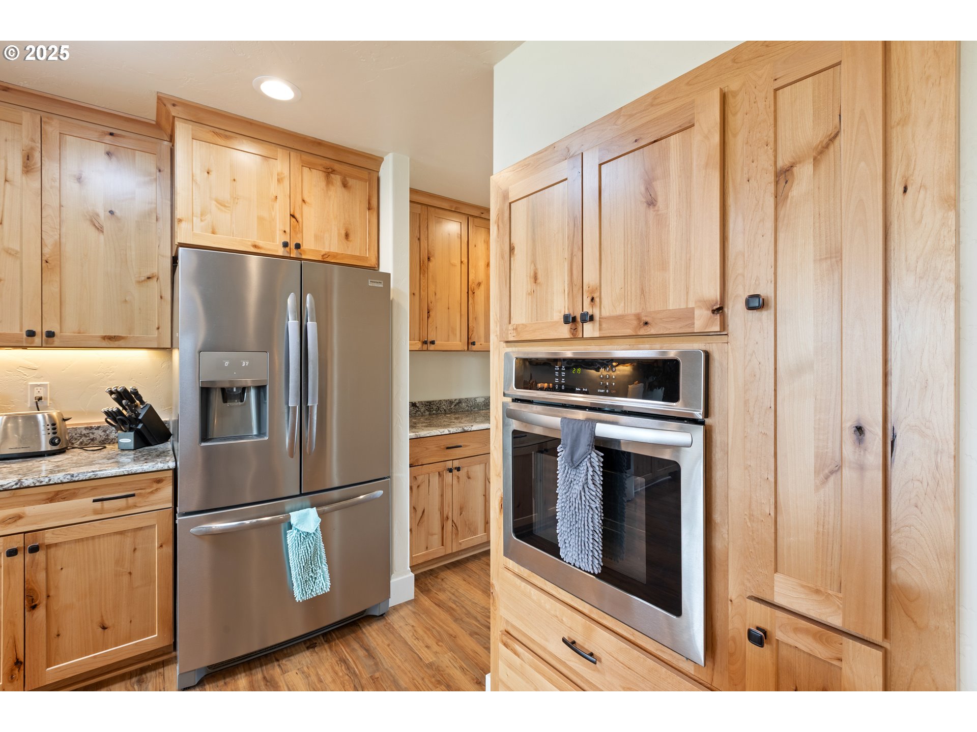 910 Swallow Avenue Sutherlin, OR 97479 - Photo 11 of 44 a kitchen with granite countertop a refrigerator stove and cabinets