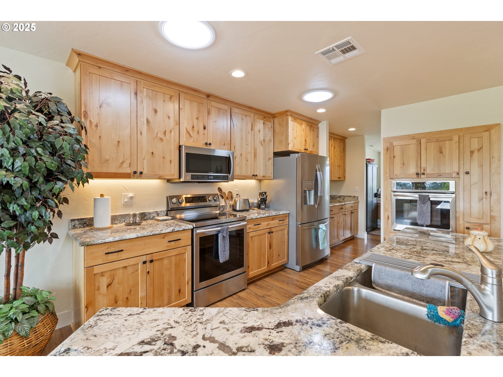 910 Swallow Avenue Sutherlin, OR 97479 - Photo 12 of 44 a kitchen with stainless steel appliances granite countertop a sink stove and refrigerator