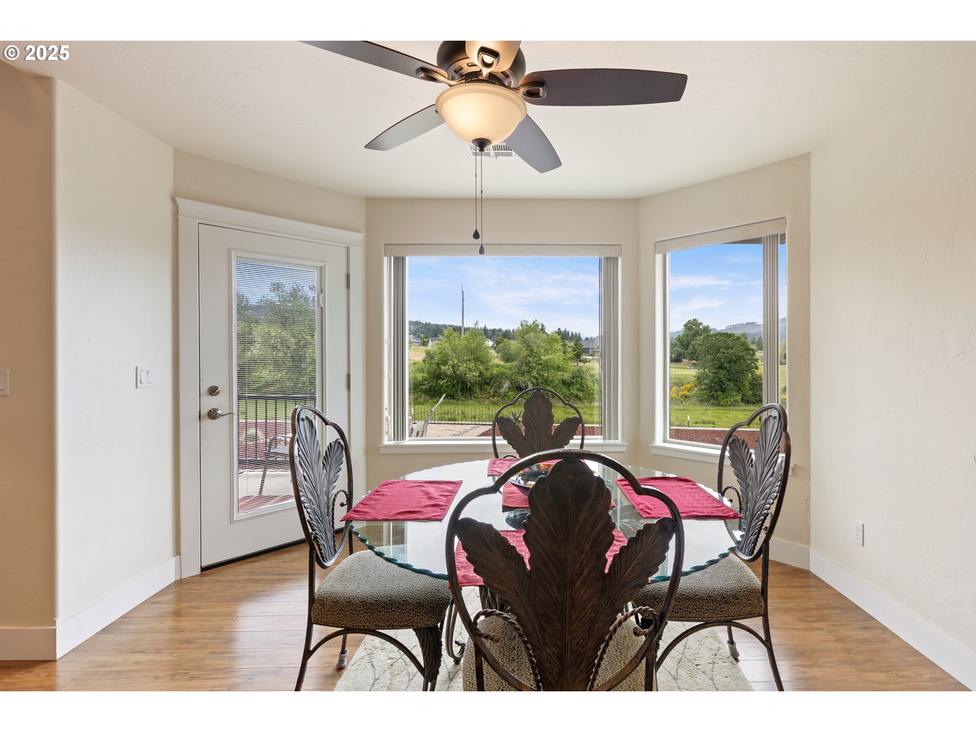910 Swallow Avenue Sutherlin, OR 97479 - Photo 16 of 44 a dining room with furniture and wooden floor