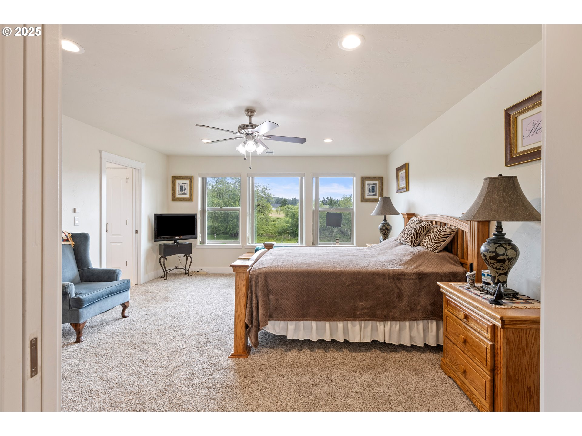 910 Swallow Avenue Sutherlin, OR 97479 - Photo 17 of 44 a bed room with a bed window and a table