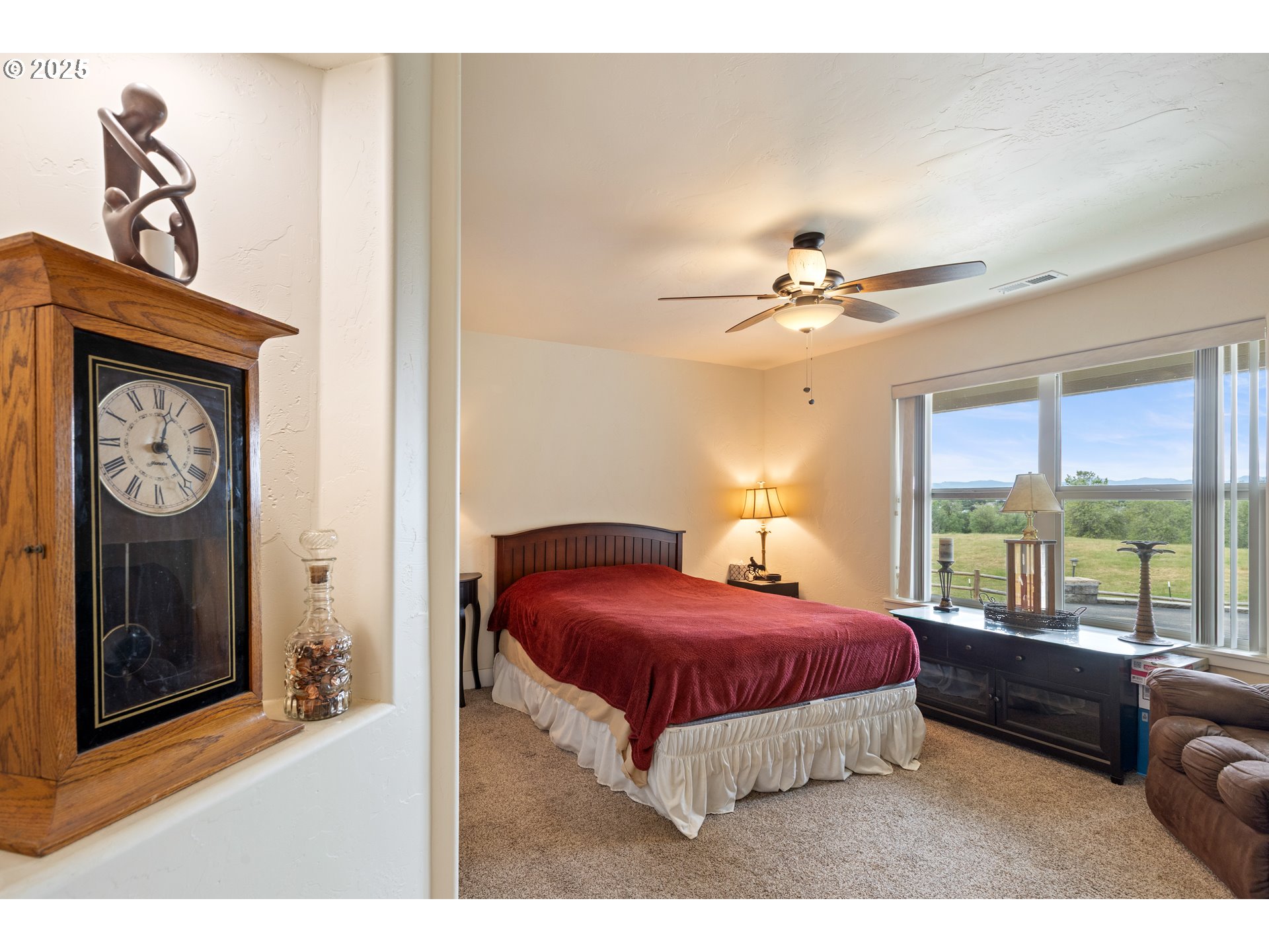 910 Swallow Avenue Sutherlin, OR 97479 - Photo 25 of 44 a living room with a bed furniture and a large window