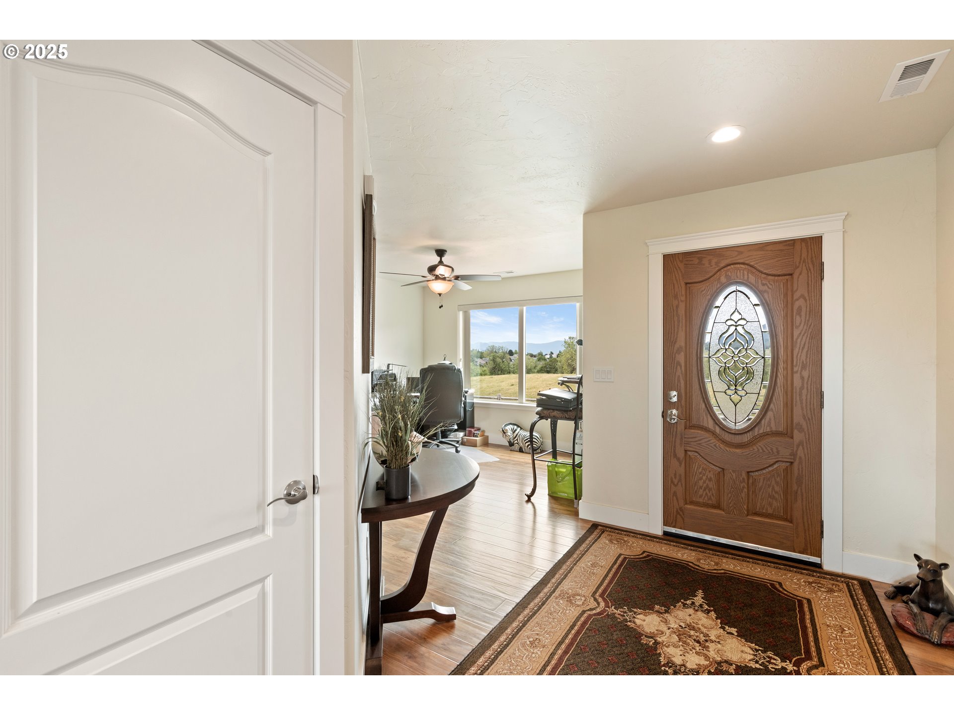 910 Swallow Avenue Sutherlin, OR 97479 - Photo 31 of 44 a view of living room