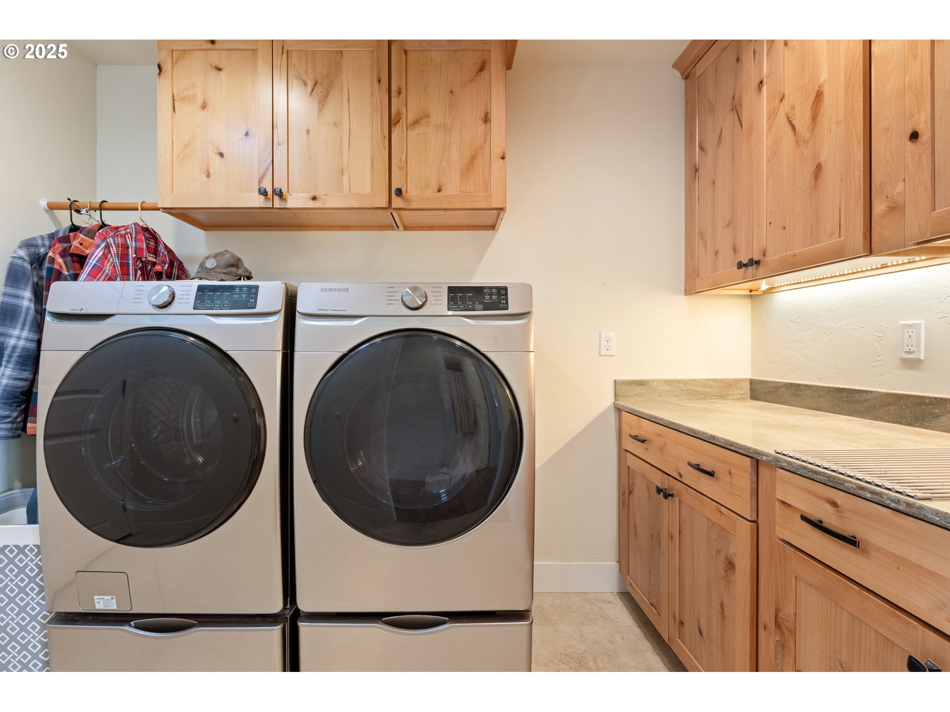 910 Swallow Avenue Sutherlin, OR 97479 - Photo 33 of 44 a utility room with dryer and washer