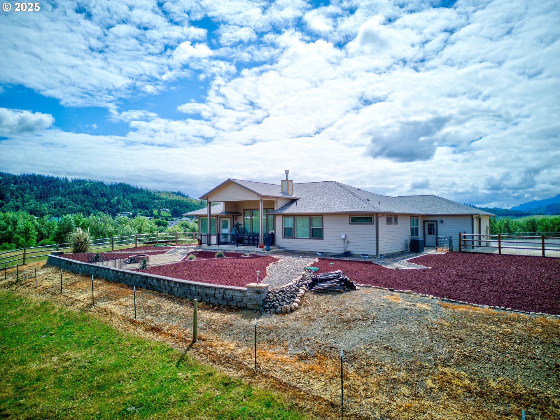 910 Swallow Avenue Sutherlin, OR 97479 - Photo 39 of 44 a front view of a house with garden