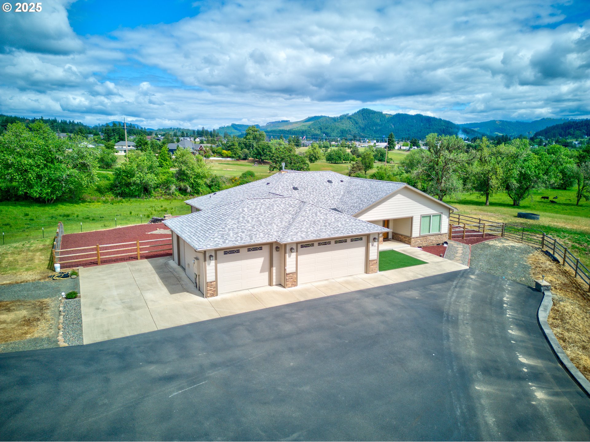 910 Swallow Avenue Sutherlin, OR 97479 - Photo 41 of 44 a aerial view of a house with porch