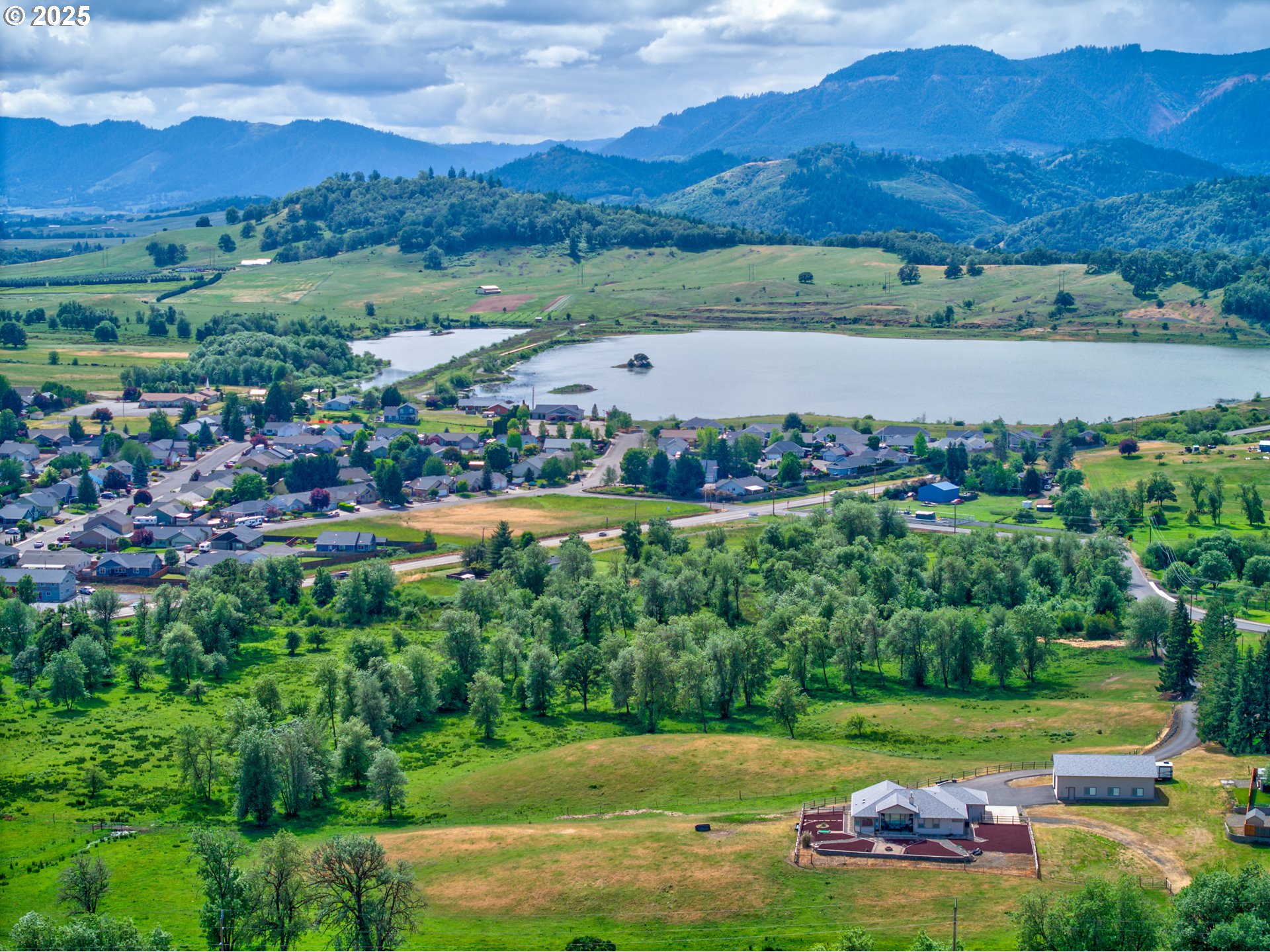 910 Swallow Avenue Sutherlin, OR 97479 - Photo 42 of 44 an aerial view of a residential houses with outdoor space and trees