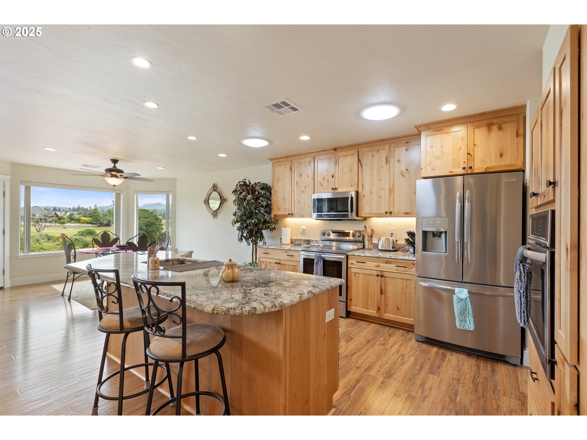 910 Swallow Avenue Sutherlin, OR 97479 - Photo 10 of 44 a kitchen with refrigerator cabinets dining table and chairs