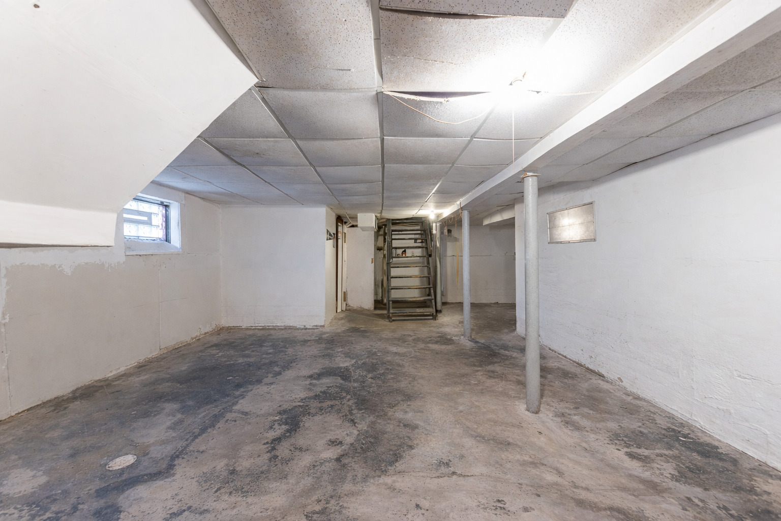 8129 South Cornell Avenue Chicago, IL 60617 - Photo 13 of 18 a view of a room with an empty space
