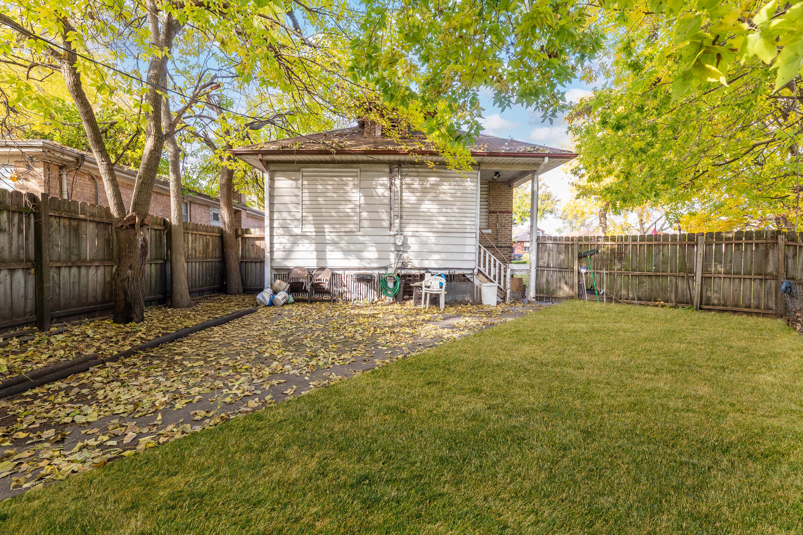 8129 South Cornell Avenue Chicago, IL 60617 - Photo 17 of 18 a backyard of a house with table and chairs