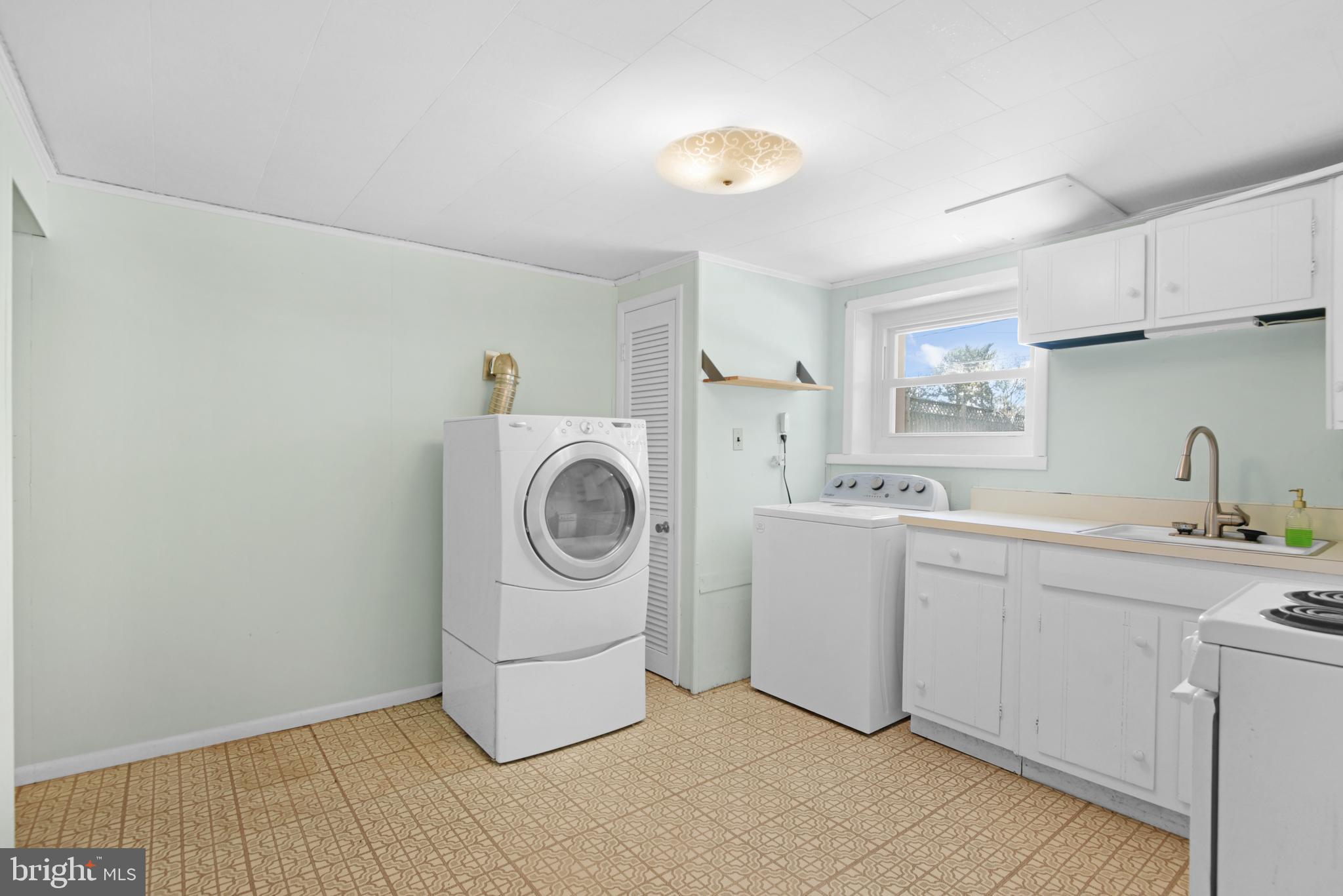 9641 Dundawan Road Baltimore, MD 21236 - Photo 23 of 37 a utility room with sink dryer and washer