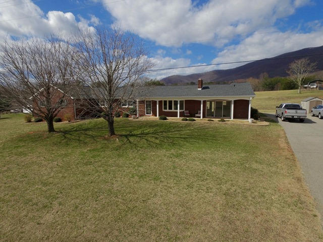 a view of a yard in front of house