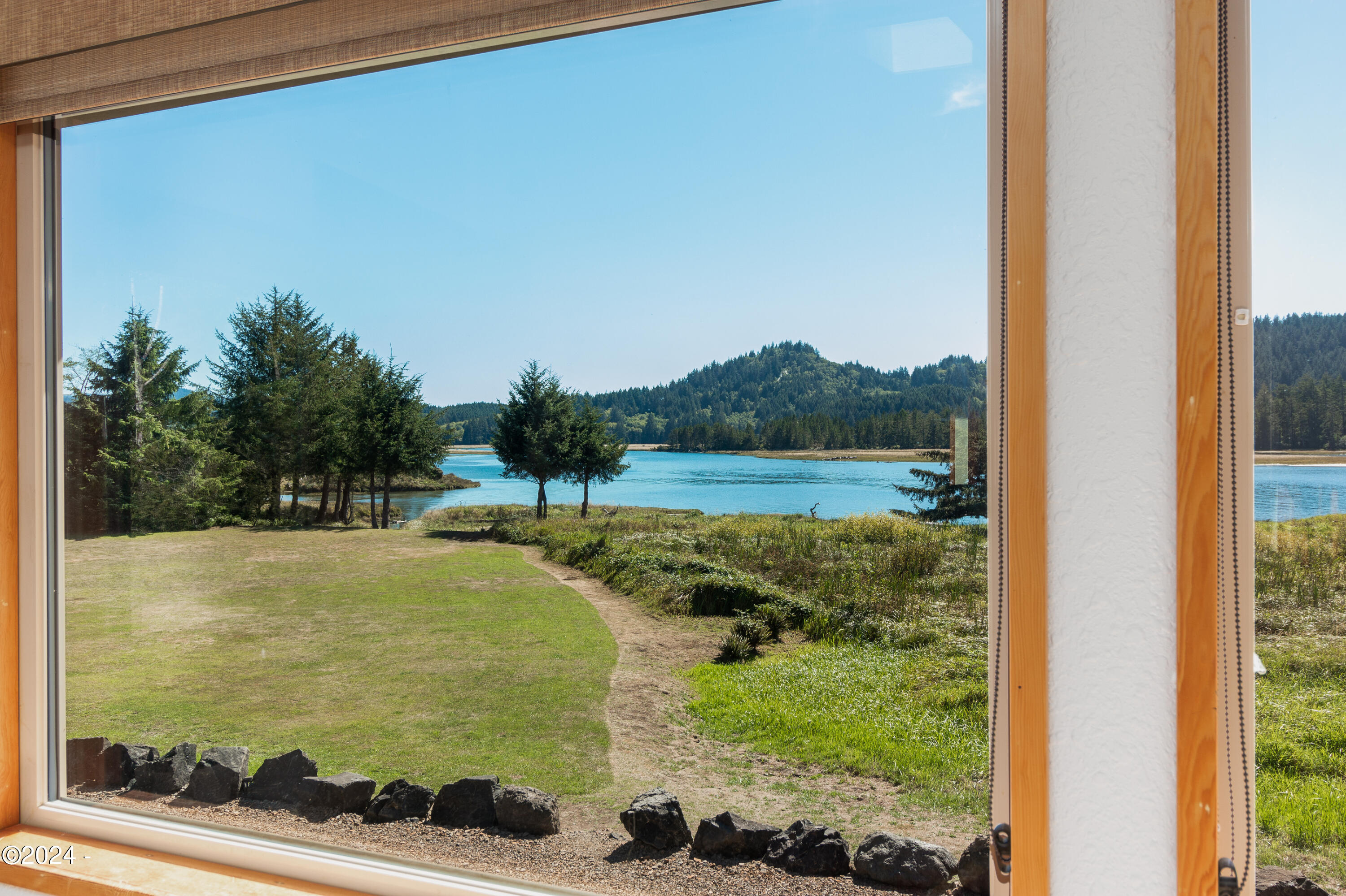 2015 North 3 Rocks Road Otis, OR 97368 - Photo 28 of 62 Living Room View