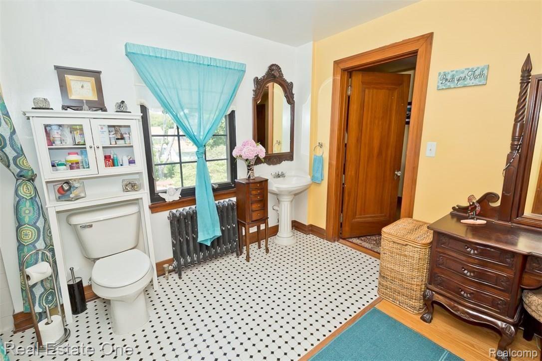 112 Cherokee Road Pontiac, MI 48341 - Photo 38 of 48 huge mas. bath w/clawfoot soaker tub