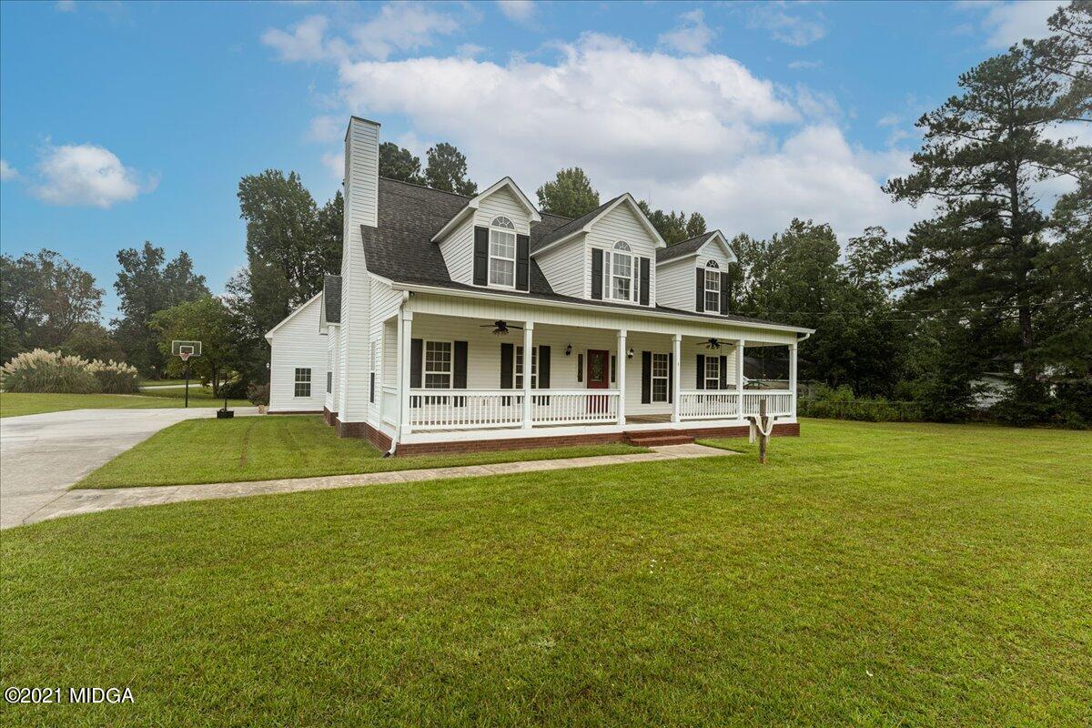7455 Columbus Road Lizella, GA 31052 - Photo 2 of 32 a view of a house with a swimming pool