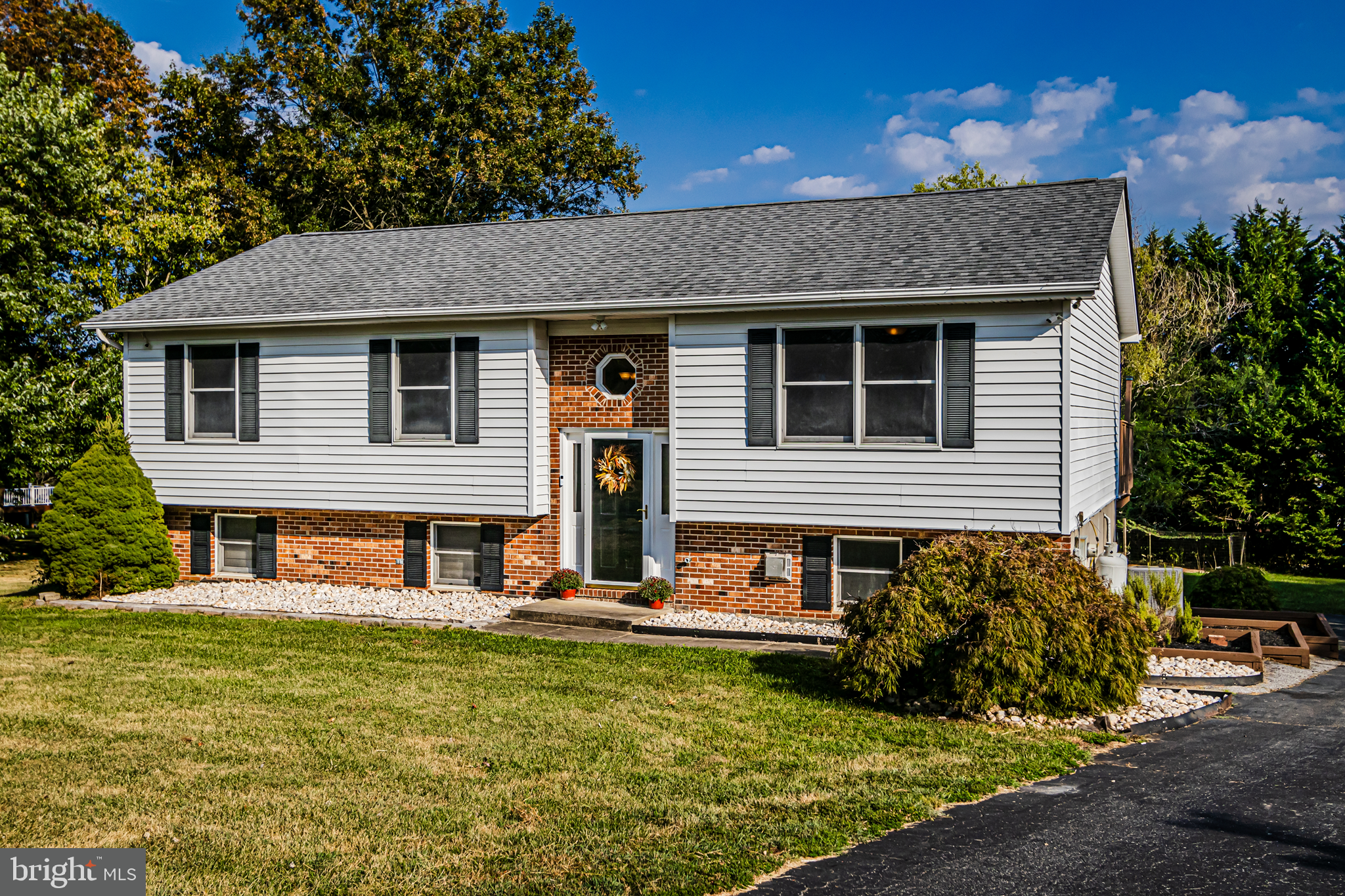 Beautiful Bi-Level home on cul-de-sac