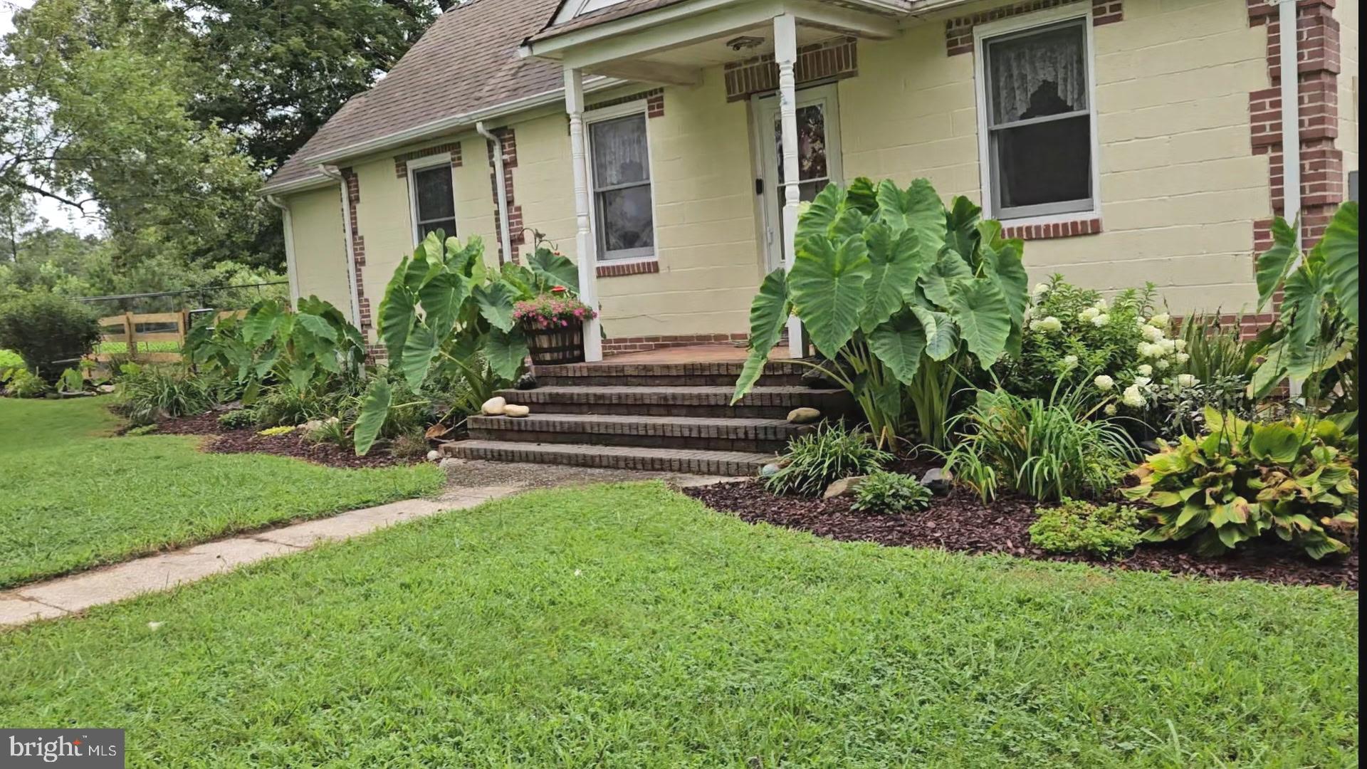 a view of a house with backyard and garden