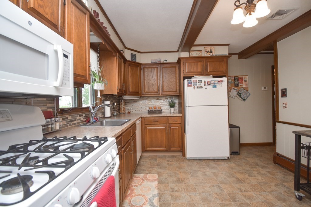 190 Arthur Street Springfield, MA 01104 - Photo 9 of 36