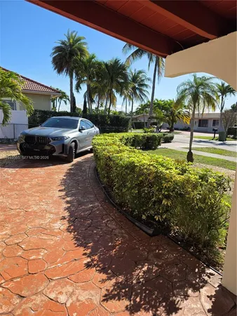 a view of a backyard