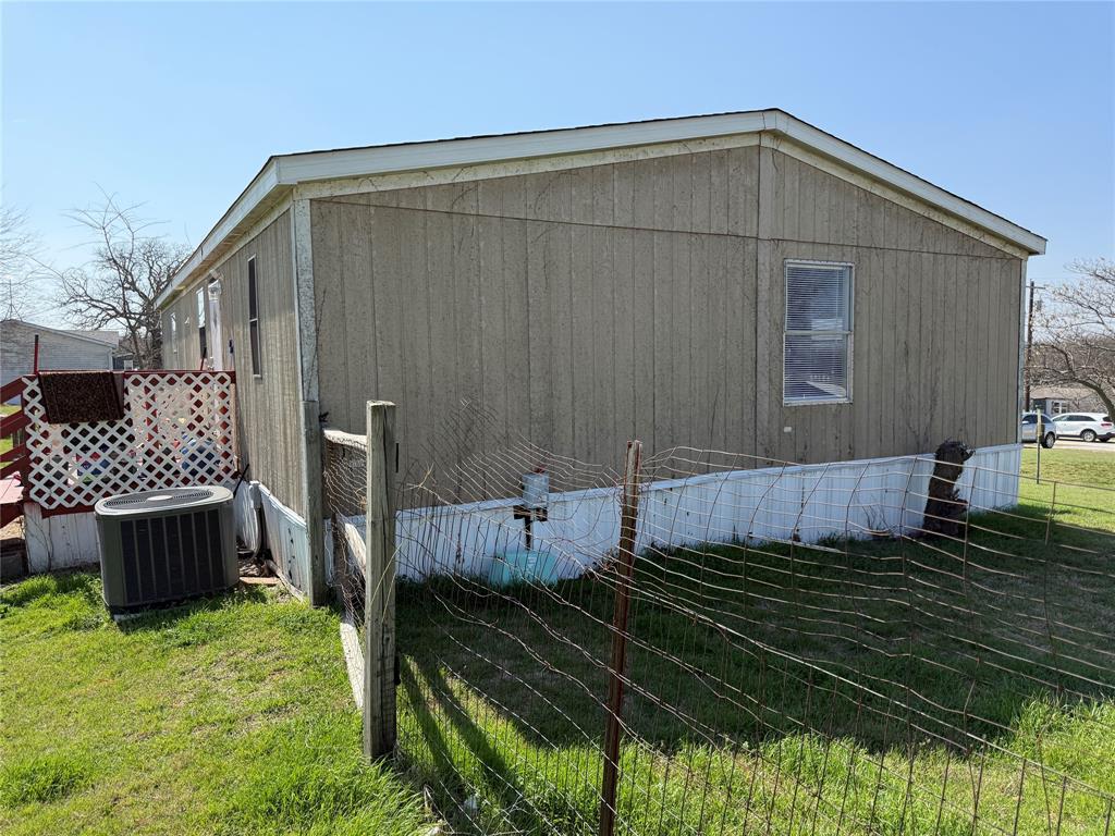 167 Blue Sky Lane Springtown, TX 76082 - Photo 32 of 34 a backyard of a house