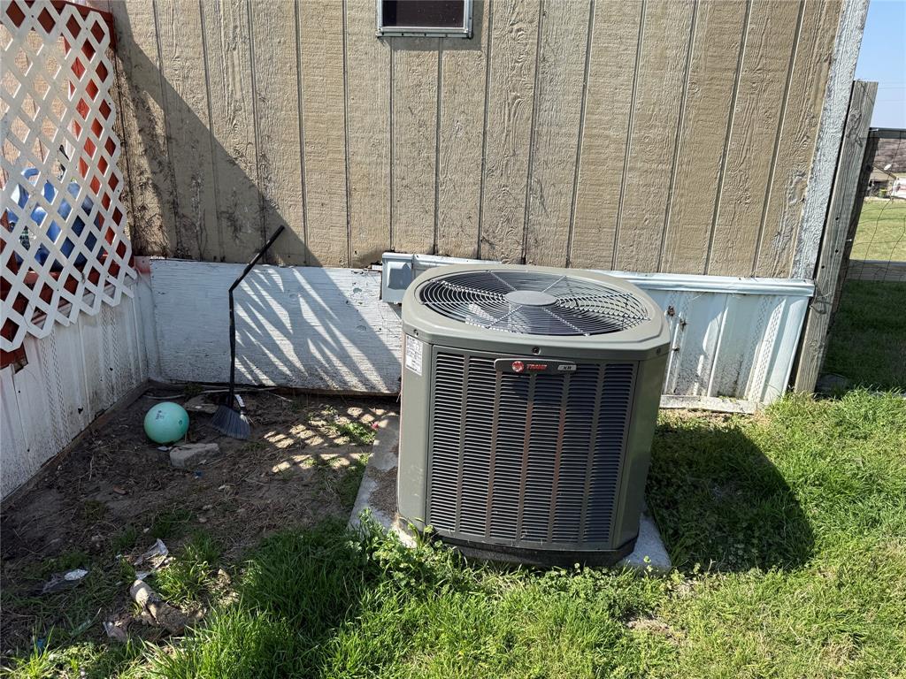 167 Blue Sky Lane Springtown, TX 76082 - Photo 33 of 34 a view of outdoor space and garden