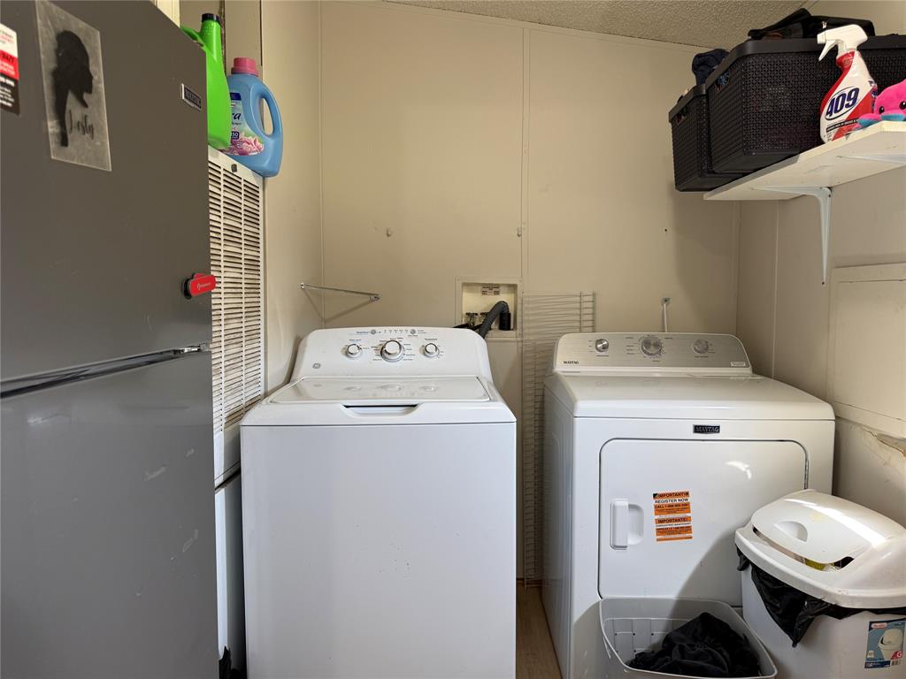 167 Blue Sky Lane Springtown, TX 76082 - Photo 6 of 34 a utility room with dryer and washer