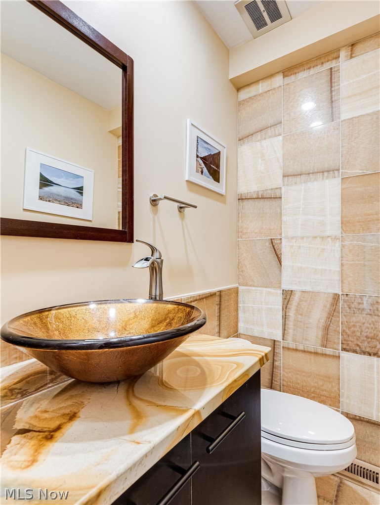 344 Silver Ridge Drive Akron, OH 44321 - Photo 7 of 32 Half bath with stone wall
