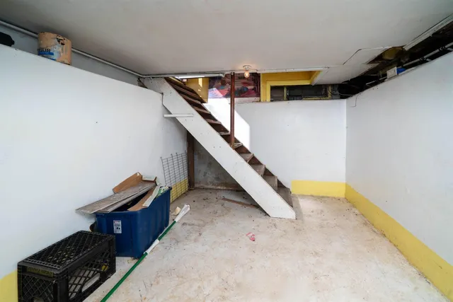 a view of entryway and hall