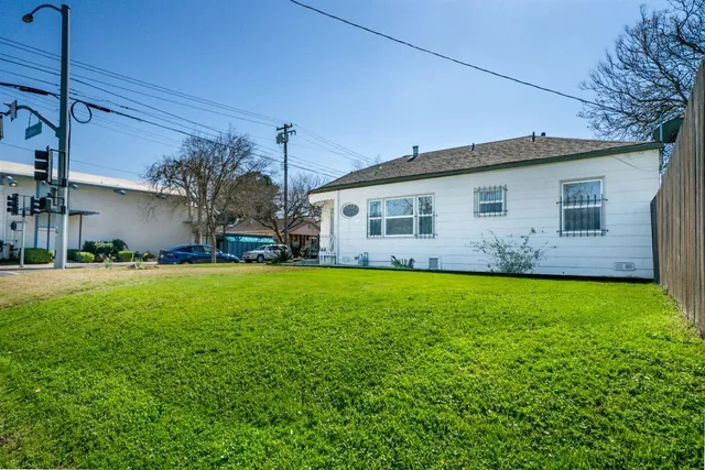 a view of a house with backyard and garden