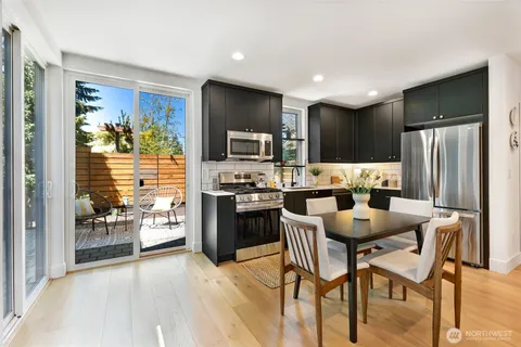 $825,000 | 527 B Northeast 89th Street, Seattle, WA 98115