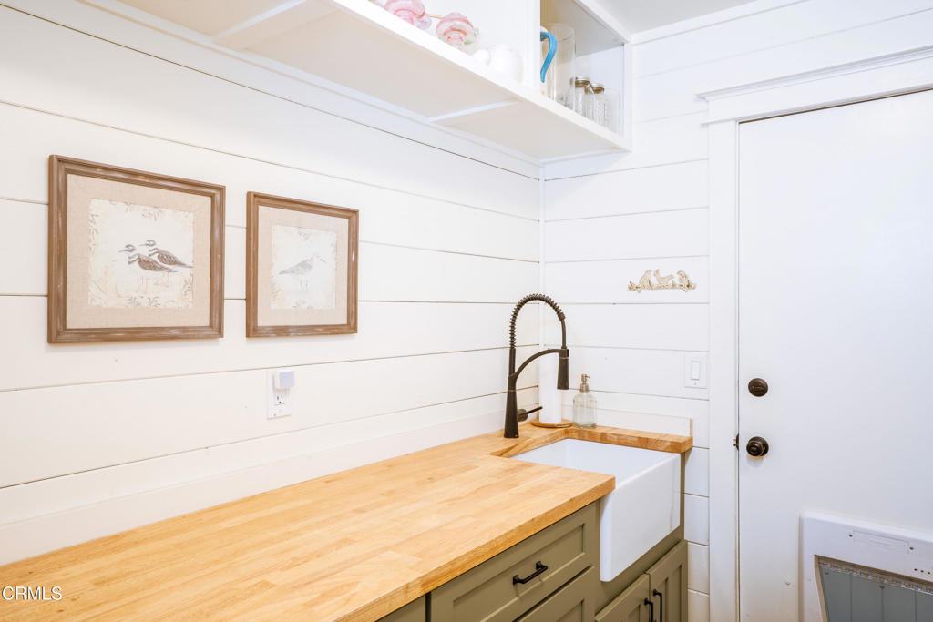 12075 East Pradera Road Camarillo, CA 93012 - Photo 38 of 54 a bathroom with a sink and a mirror