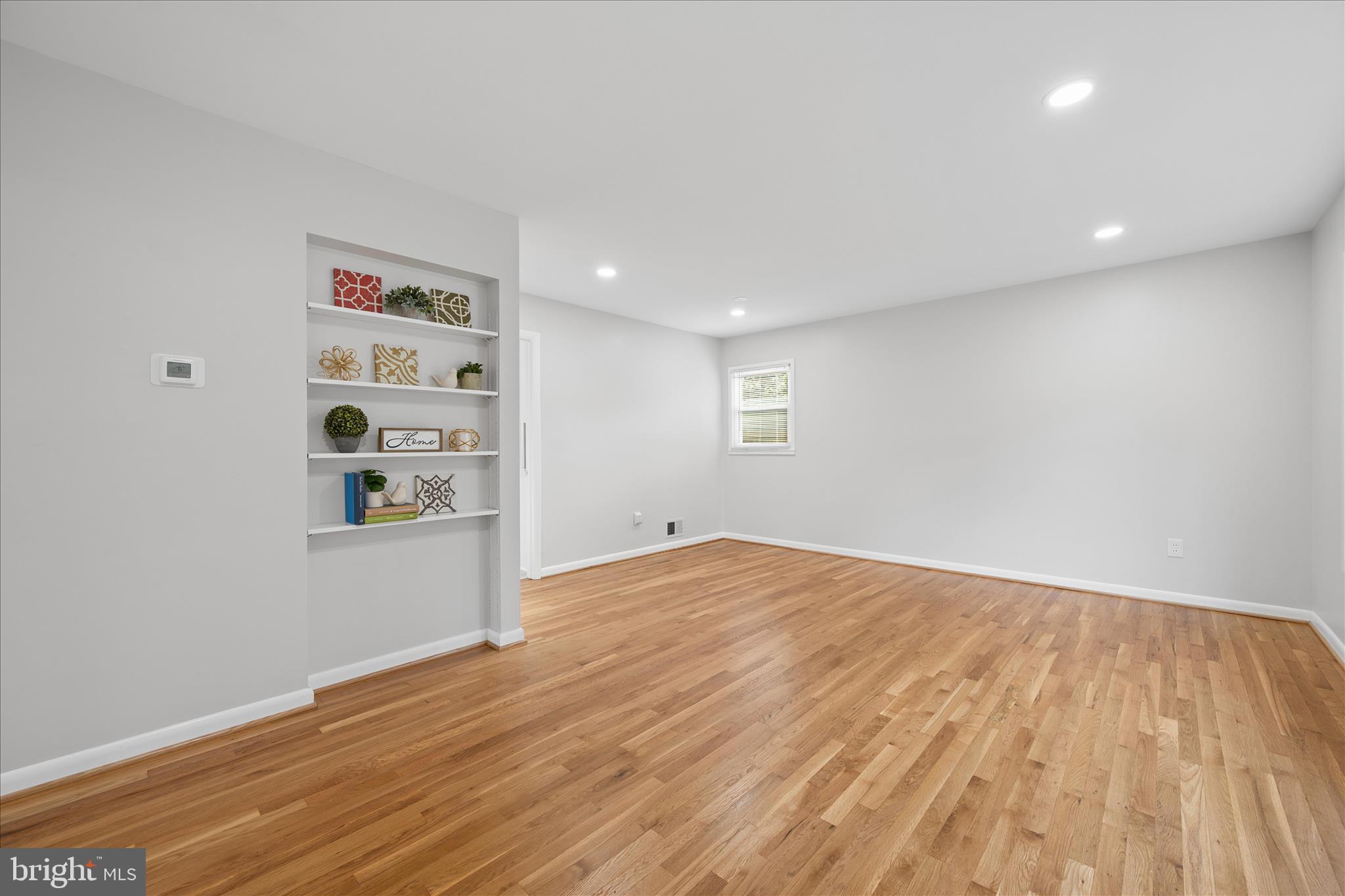 115 Woodland Road Gaithersburg, MD 20877 - Photo 7 of 40 Built-In Bookcase