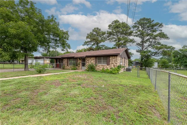 $215,000 | 504 North Echols Street, Caldwell, TX 77836