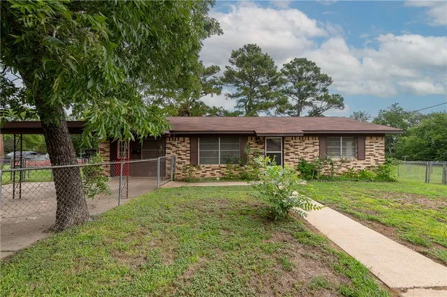 $215,000 | 504 North Echols Street, Caldwell, TX 77836