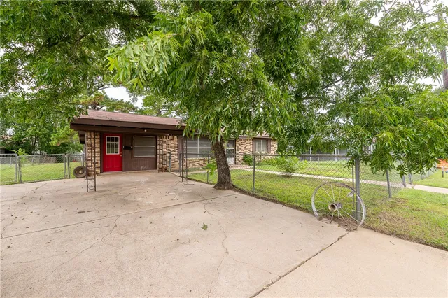 $215,000 | 504 North Echols Street, Caldwell, TX 77836