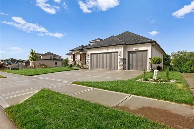 $1,049,896 | 8732 North Lewis Avenue, Kansas City, MO 64157