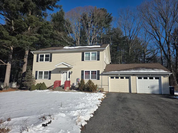 $399,999 | 7 Woodridge Circle, Halfmoon, NY 12065