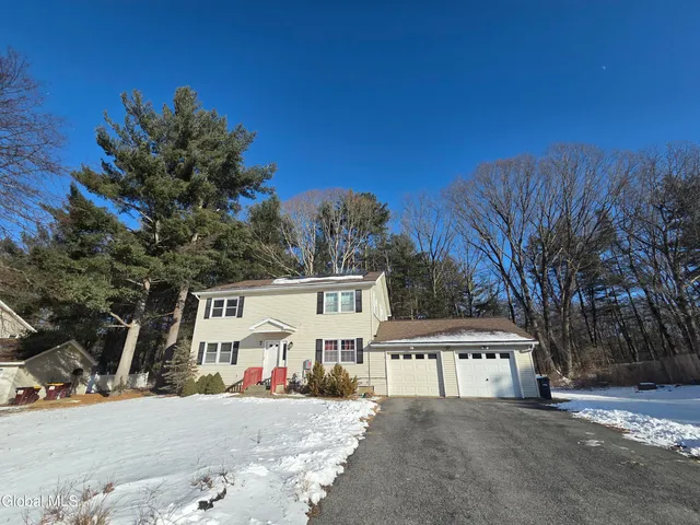 $399,999 | 7 Woodridge Circle, Halfmoon, NY 12065