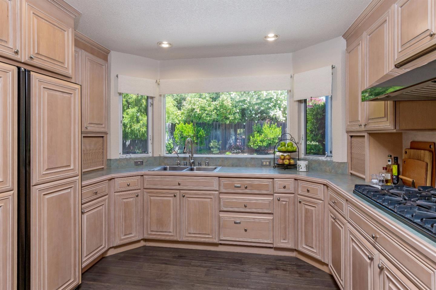 8880 Rancho Hills Drive Gilroy, CA 95020 - Photo 4 of 27 Gallery Image 4