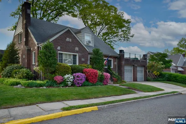 $979,000 | 585 Monroe Place, Ridgefield, NJ 07657