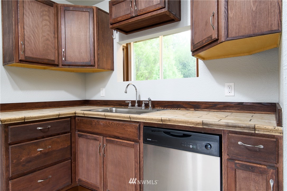2710 Callow Road Lake Stevens, WA 98258 - Photo 23 of 37 a kitchen with granite countertop cabinets stainless steel appliances a sink and window
