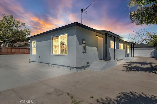 a view of a house with a backyard
