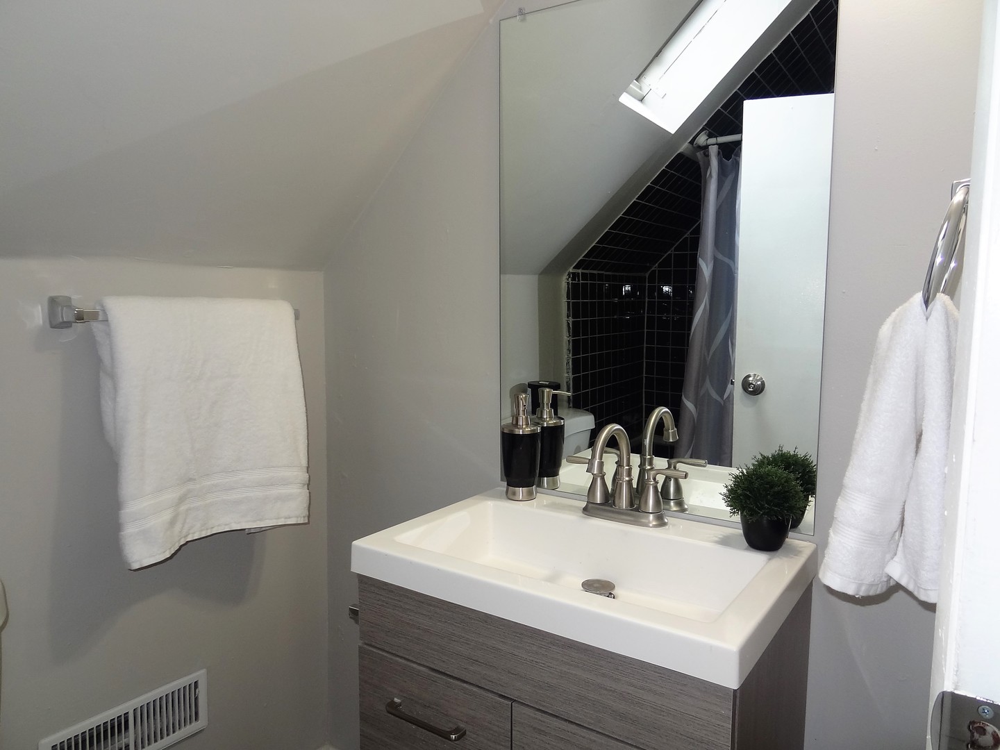 3331 Flossmoor Road Flossmoor, IL 60422 - Photo 13 of 29 a bathroom with a sink and a mirror