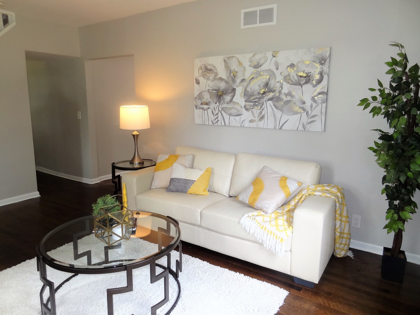 3331 Flossmoor Road Flossmoor, IL 60422 - Photo 17 of 29 a living room with furniture and a lamp