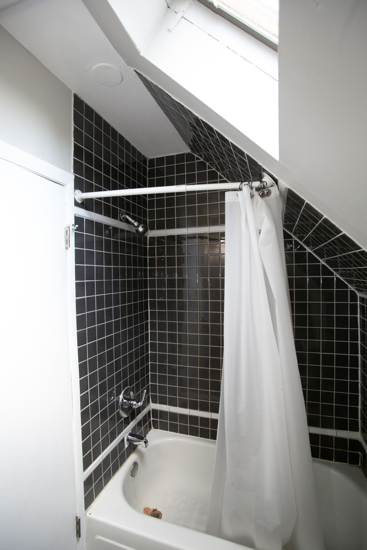 3331 Flossmoor Road Flossmoor, IL 60422 - Photo 26 of 29 a bathroom with a bathtub and a shower