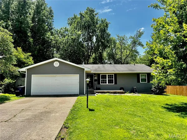 $199,900 | 1302 Butternut Drive, Greenville, IL 62246